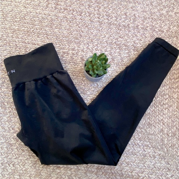 NVGTN Black Solid Seamless Leggings Tight LARGE MINT! - Picture 3 of 9